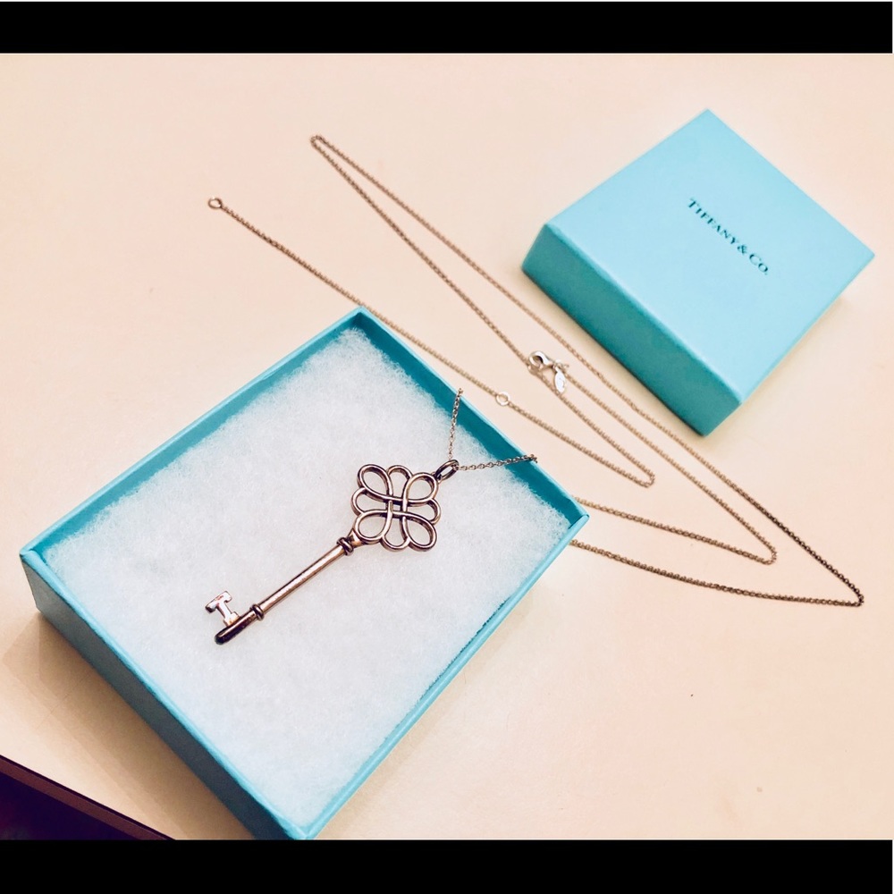 Tiffany key pendant with long silver chain💓